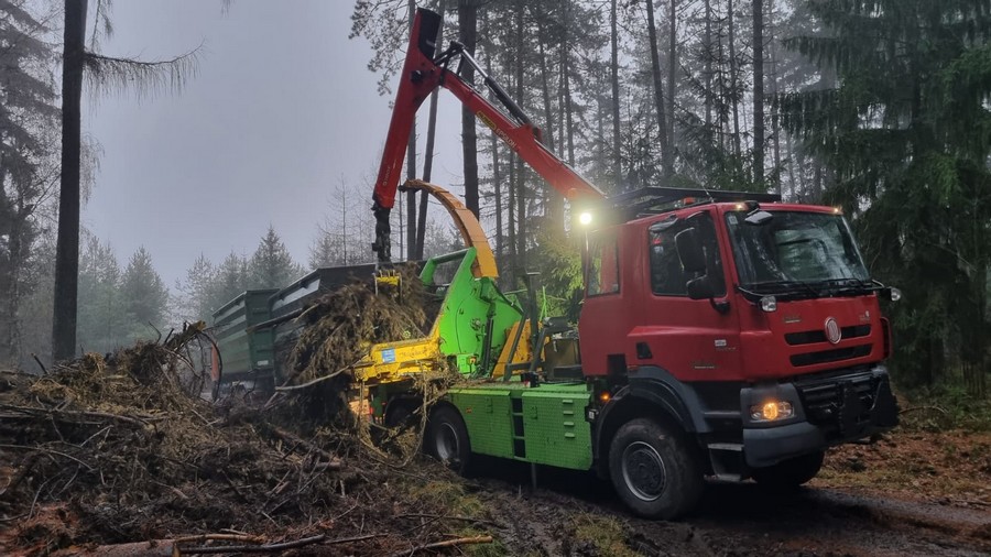 Štěpkovač s hydraulickou rukou